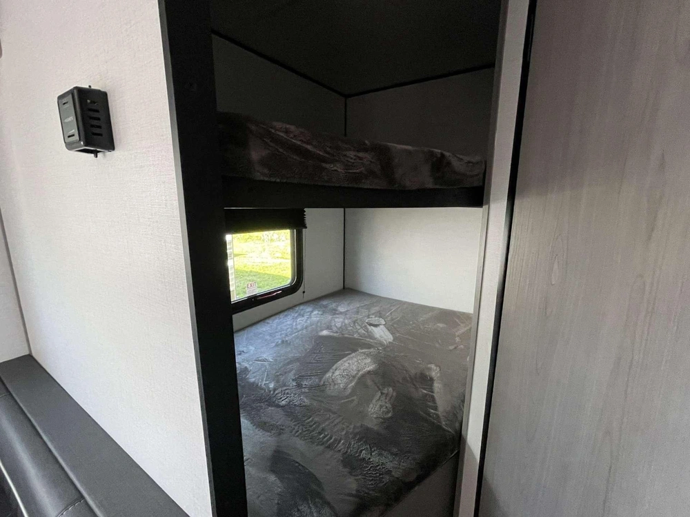 2024 Keystone Rv Coleman 274bh alt