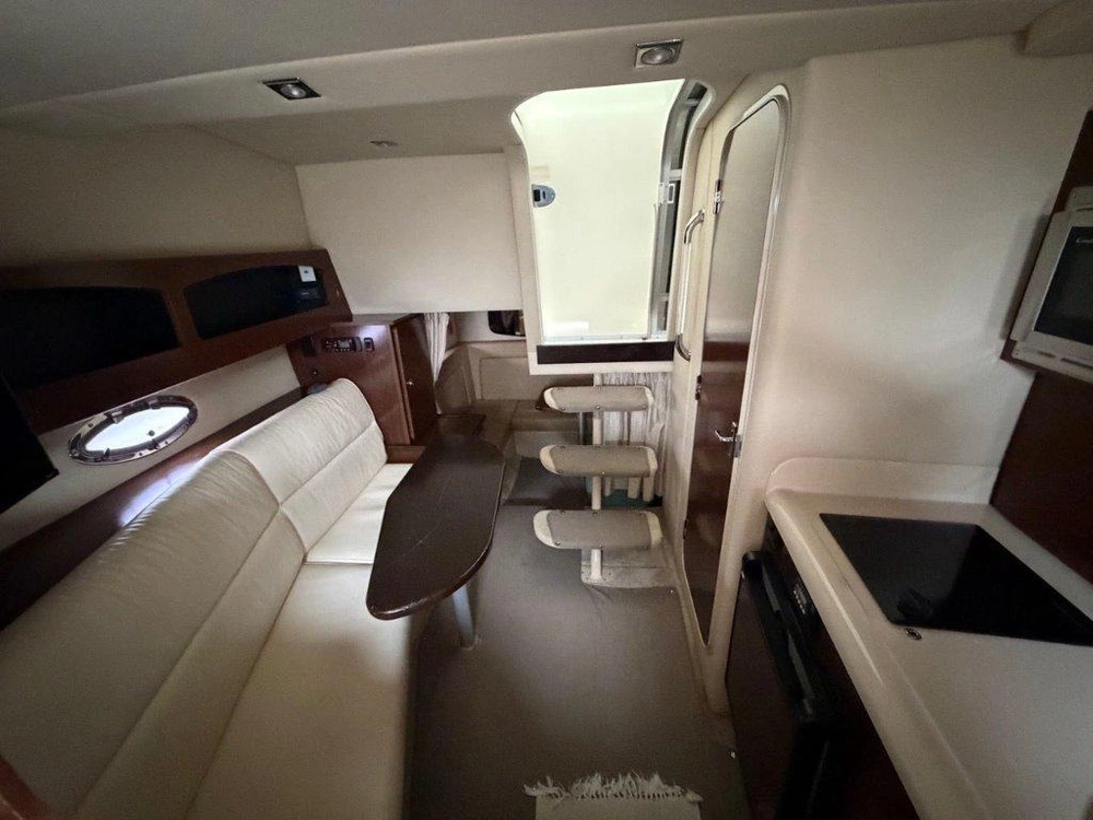 2011 Cruisers Yachts 300 Express alt