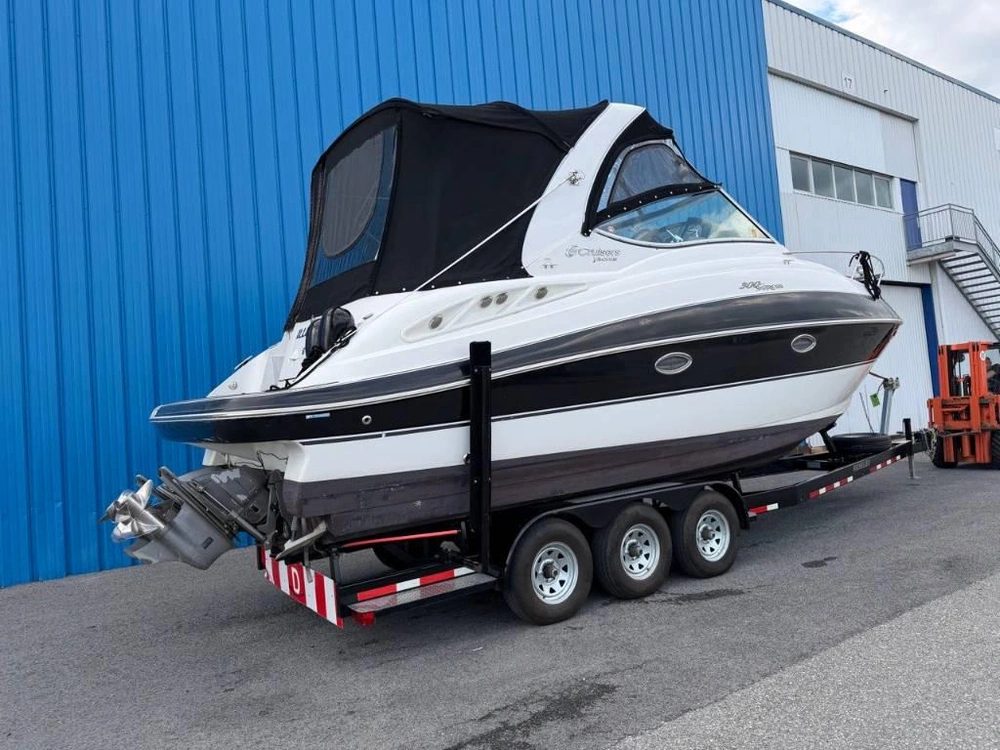 2011 Cruisers Yachts 300 Express alt