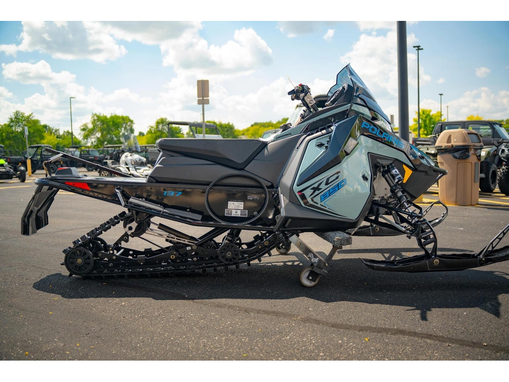 2026 Polaris 850 Indy Xc 137 Gloss Black / Blue Dusk