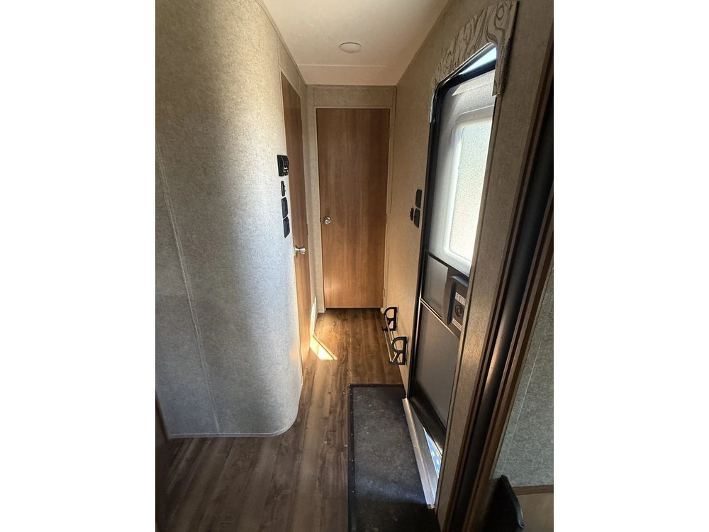 2017 Coachmen Catalina 333bhtsck Legecy Edition alt