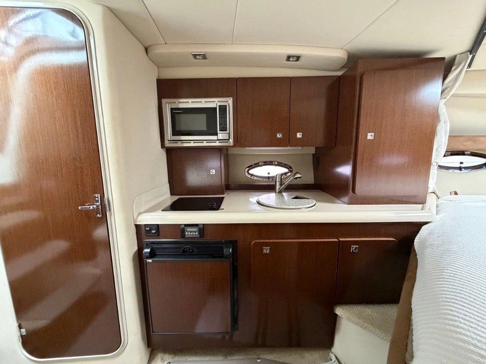 2011 Cruisers Yachts 300 Express alt