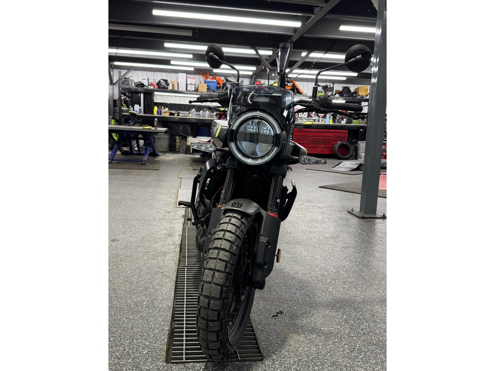 Husqvarna Svartpilen 401 2024 alt