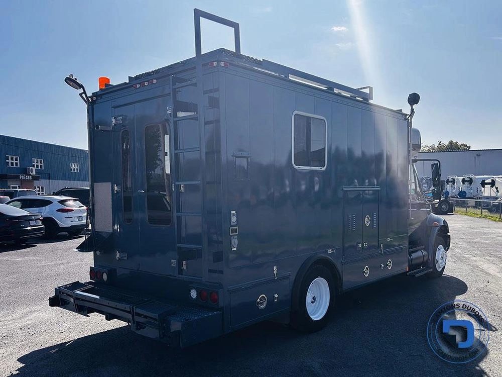 2004 International 4400 alt