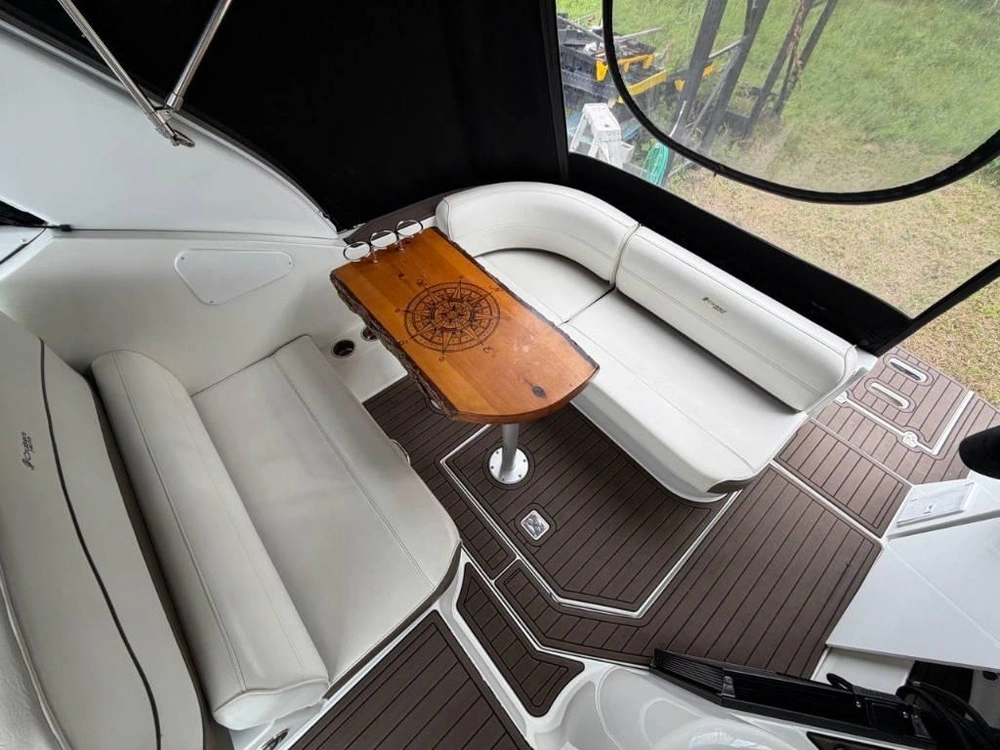 2011 Cruisers Yachts 300 Express alt