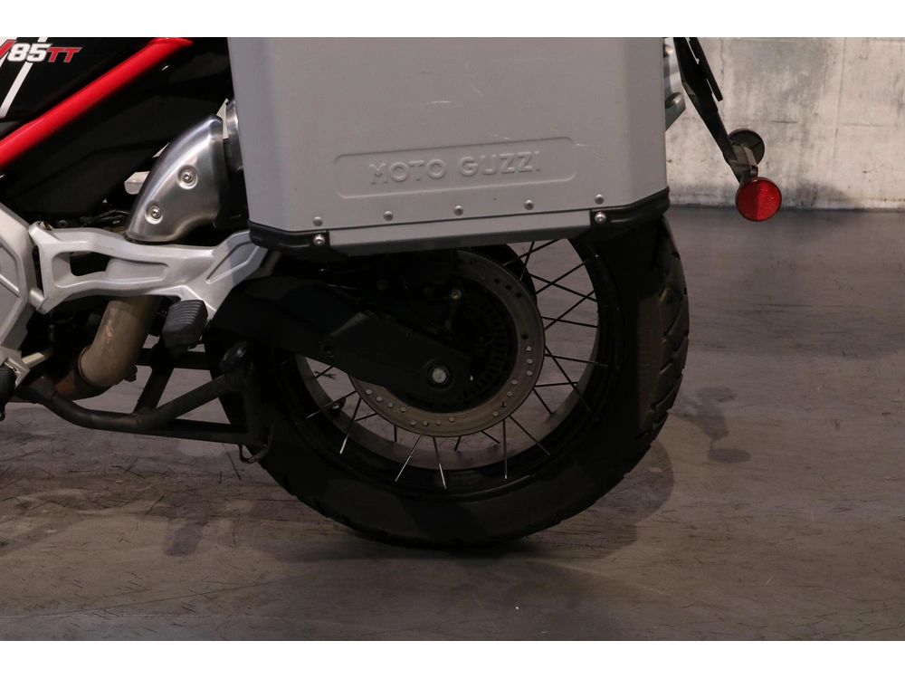2022 Moto Guzzi V85 Tt alt