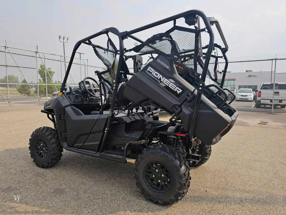 2026 Honda Pioneer 700-4 Deluxe alt
