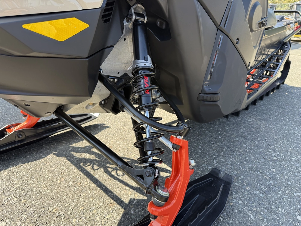 2027 Ski-doo Summit Adrenaline 154 850 E-tec Powdermax Light Flexedge 3.0' Shot alt