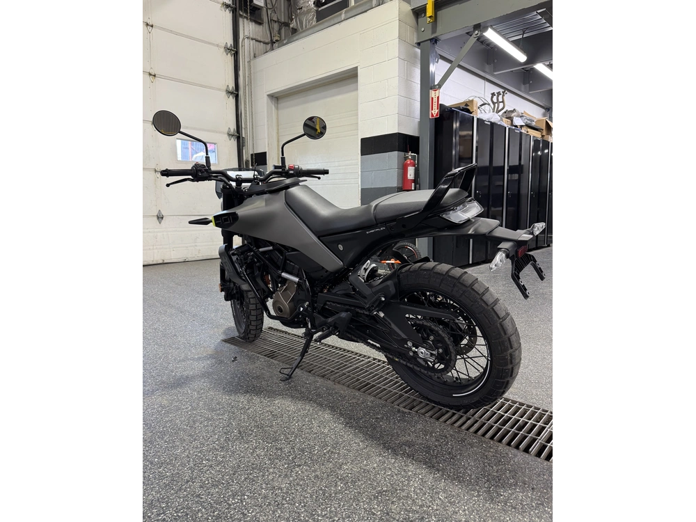 Husqvarna Svartpilen 401 2024 alt