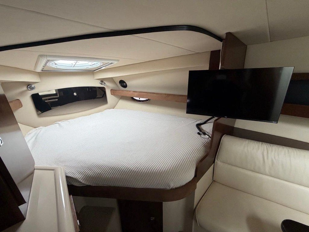 2011 Cruisers Yachts 300 Express alt