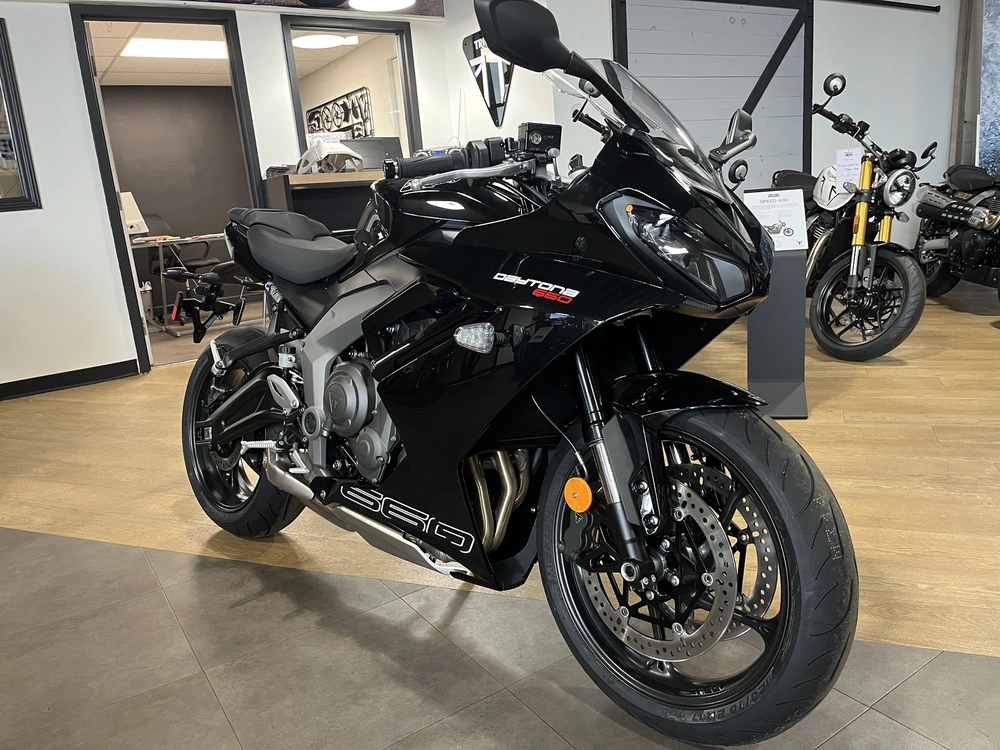 Triumph Blka / Daytona 660 2026 alt