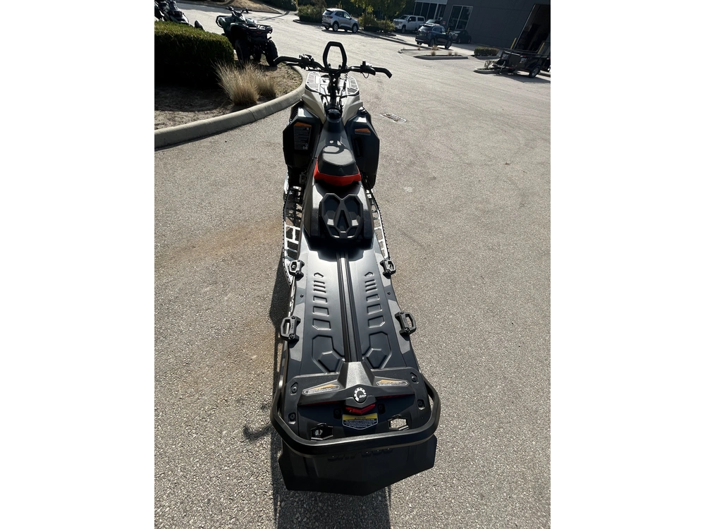 2027 Ski-doo Summit Adrenaline 154 850 E-tec Powdermax Ultra-light Flexedge 3.0' Shot alt