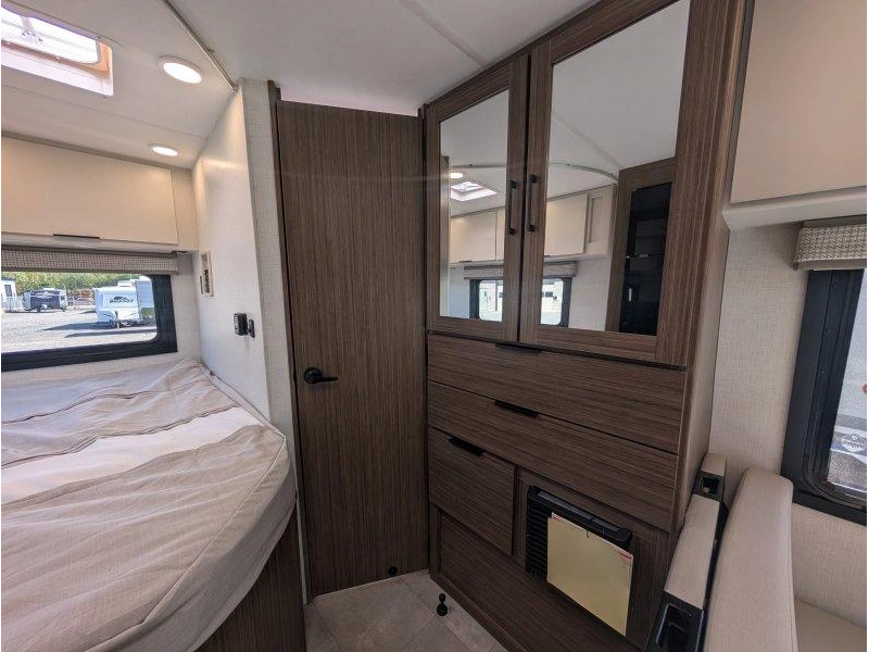 Thor Motor Coach Echelon Lc21 2027 alt
