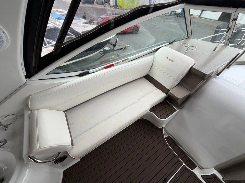 2011 Cruisers Yachts 300 Express alt