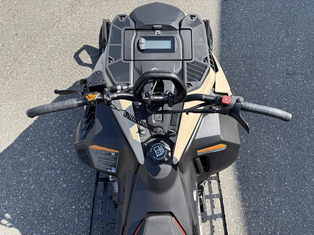 2027 Ski-doo Summit Adrenaline 154 850 E-tec Powdermax Light Flexedge 3.0' Shot alt