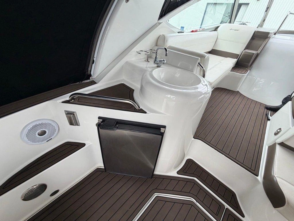 2011 Cruisers Yachts 300 Express alt
