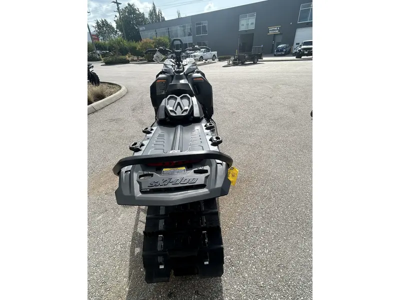 2025 Ski-Doo SUMMIT ADR W/ EDGE PKG 154 600 E-TEC POWDERMAX X-LIGHT FLEXEDGE 2.5" SHOT