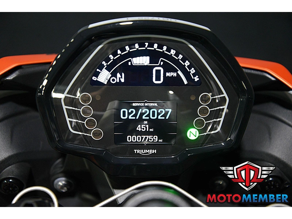 2025 Triumph Street Triple 765 R alt