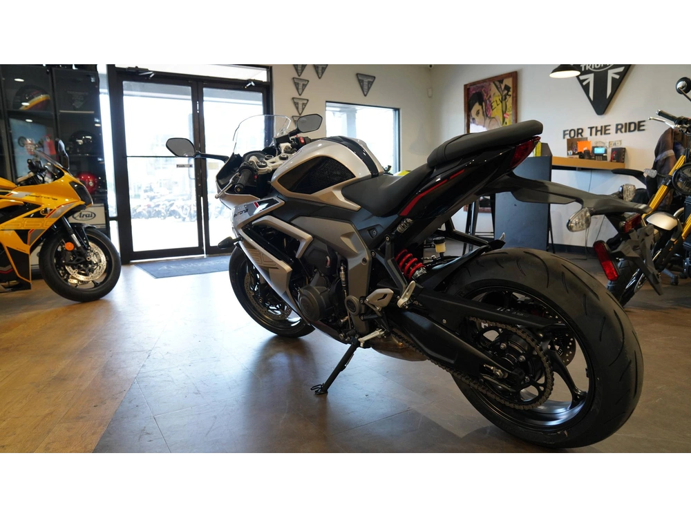 2026 Triumph Daytona 660 alt