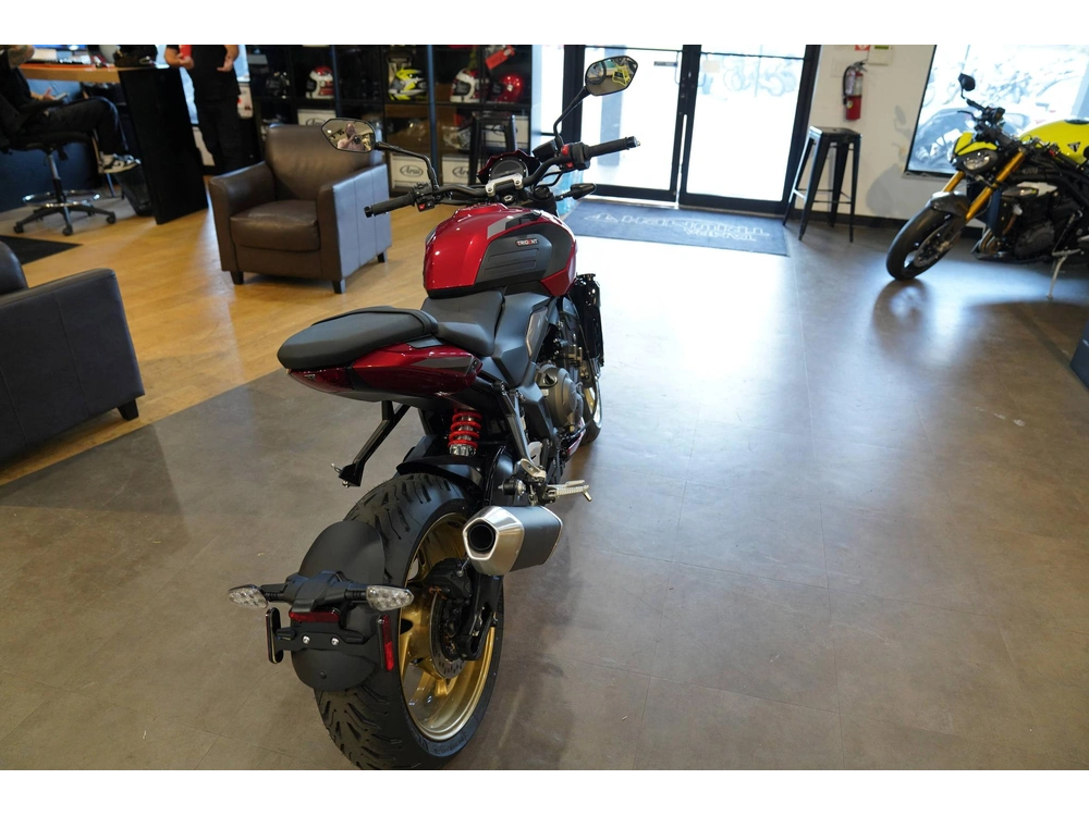 2026 Triumph Trident 800 alt