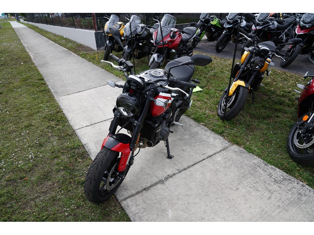 2025 Triumph Trident 660 alt