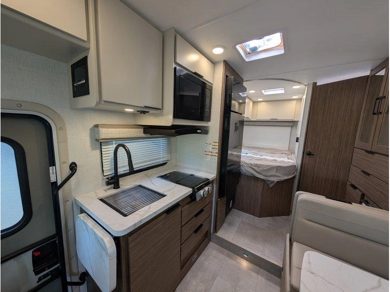 Thor Motor Coach Echelon Lc21 2027 alt