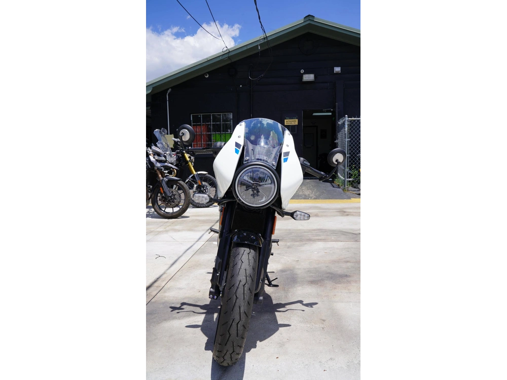 2026 Triumph Thruxton 400 alt