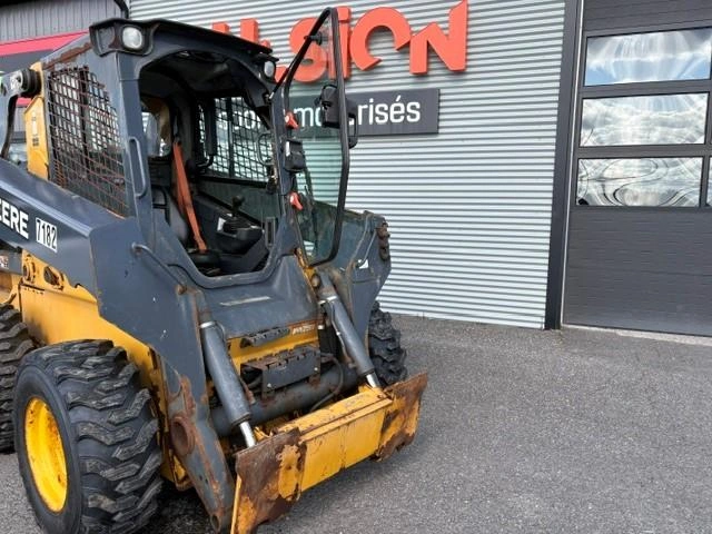 John Deer 330g 2018 alt