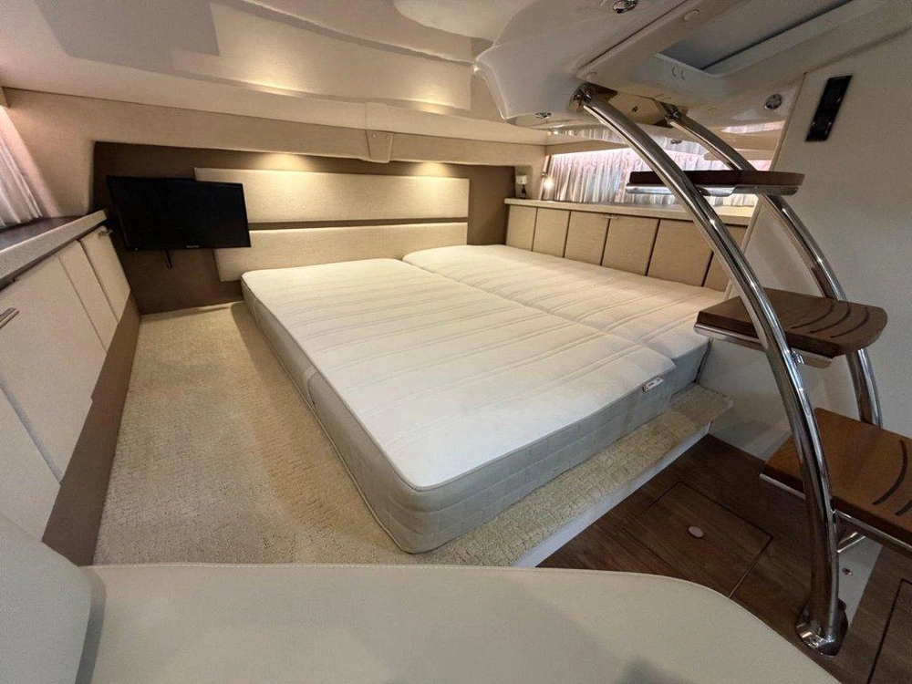 2017 Regal 32 Express alt