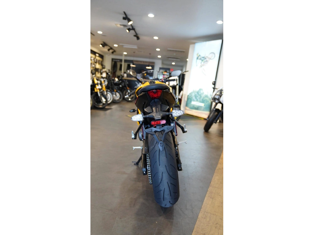 2026 Triumph Daytona 660 alt