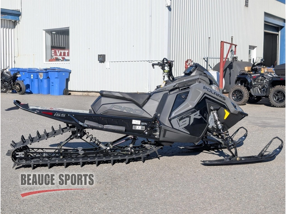 2025 Polaris Patriot 9r Pro Rmk 155 Motoneige Montagne Poudreuse Hors-piste Backcountry Neige Profonde Boondocking Grimpe Arbres Haute Performance 2 Temps Légère Summit Mountain Cat Khaos alt