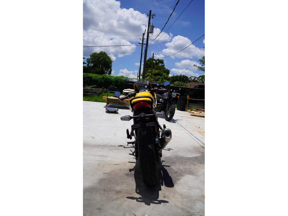 2026 Triumph Thruxton 400 alt