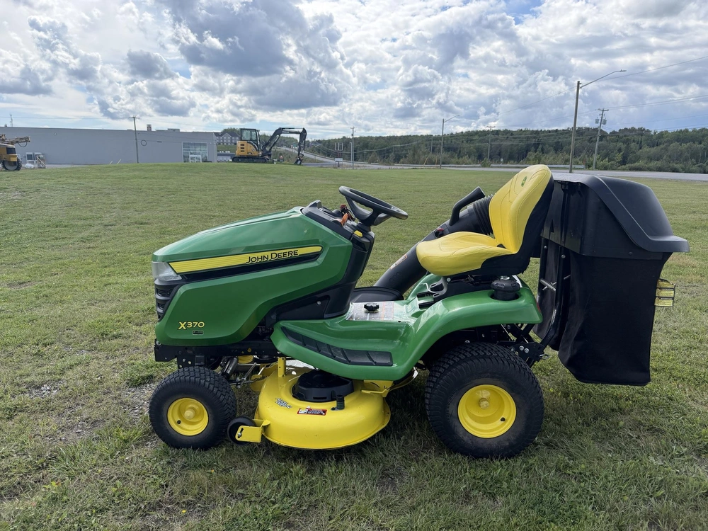 2022 John Deere X370 alt