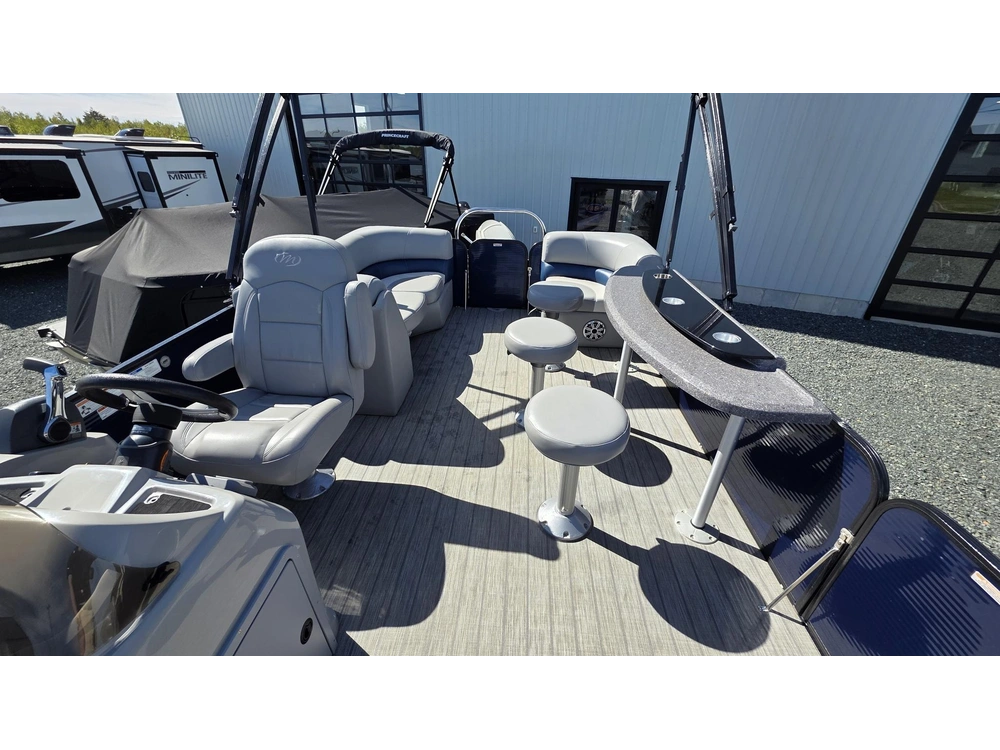 2018 Manitou Pontoon Aurora Le 230 alt