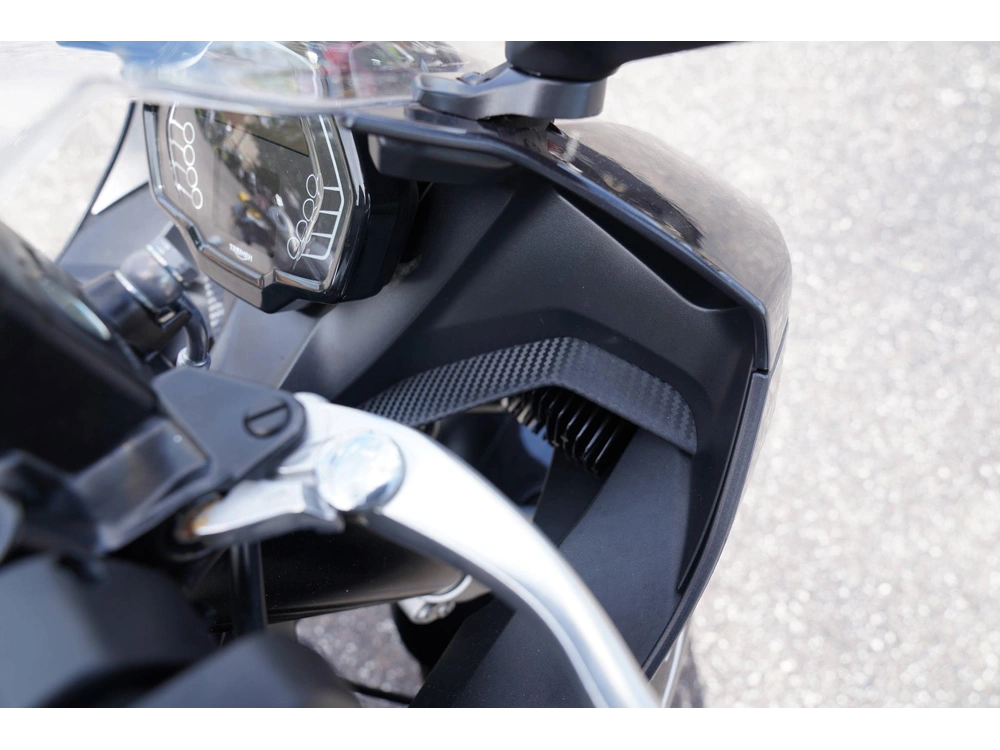 2025 Triumph Daytona 660 W/custom Graphics alt