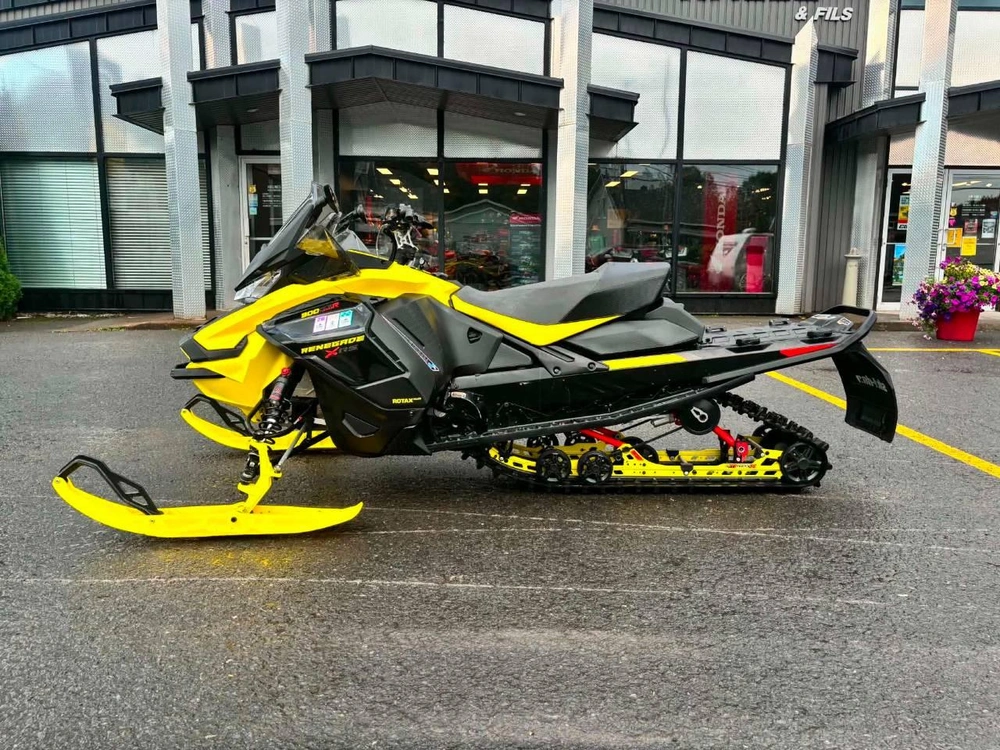 Ski-doo Renegade Xrs 900ace Turbo Used 2022 alt
