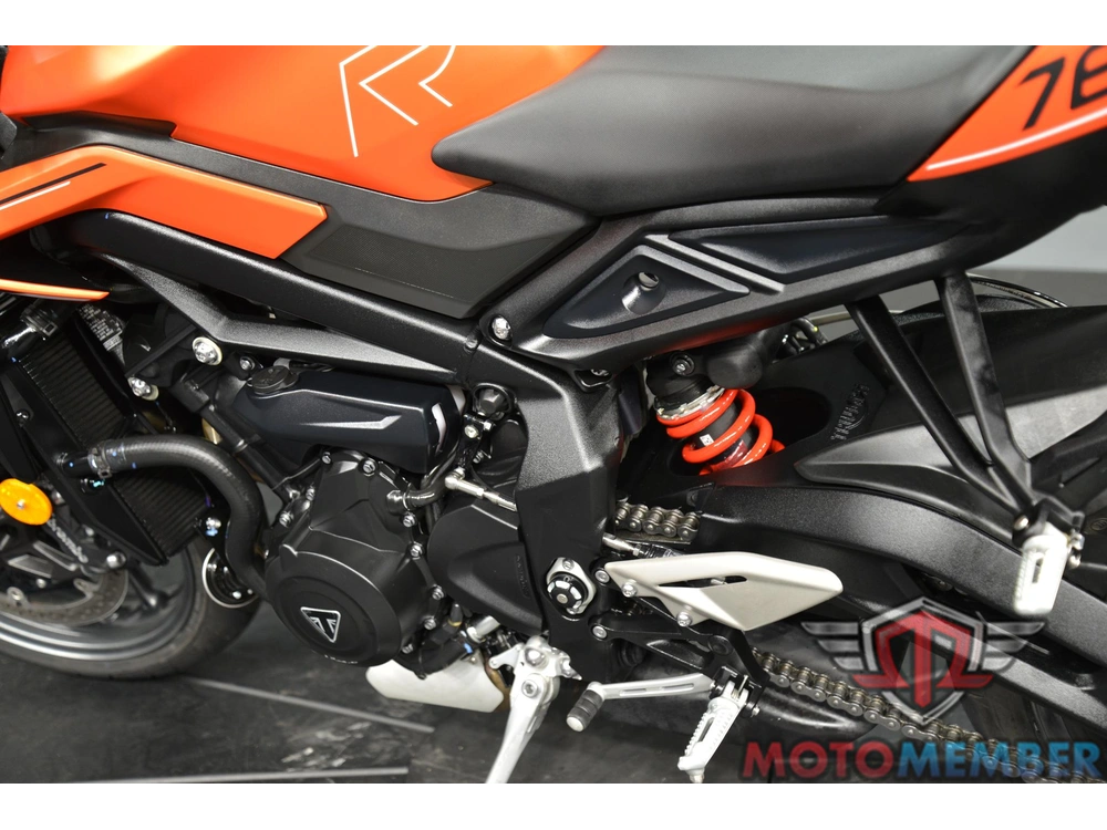 2025 Triumph Street Triple 765 R alt