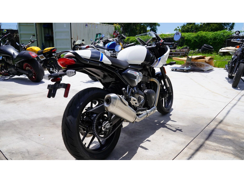 2026 Triumph Thruxton 400 alt