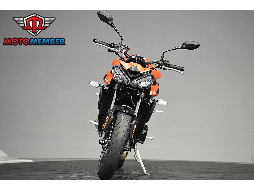 2025 Triumph Street Triple 765 R alt