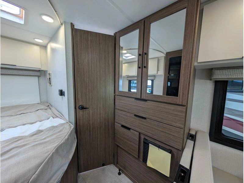 Thor Motor Coach Echelon Lc21 2027 alt