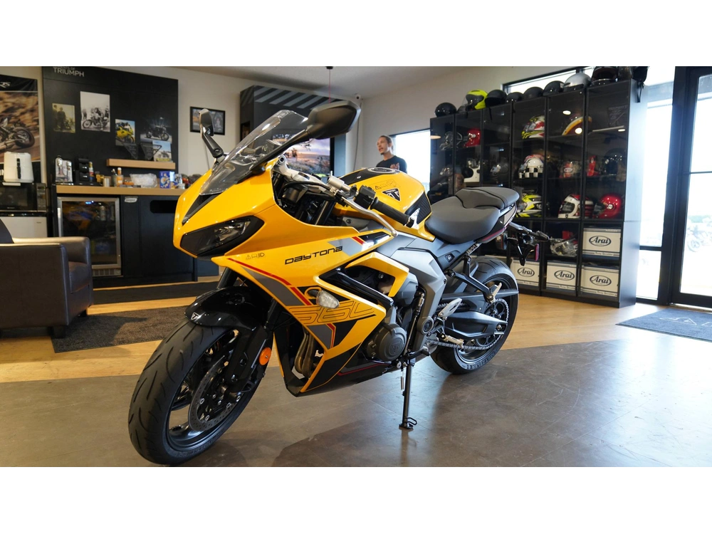 2026 Triumph Daytona 660 alt
