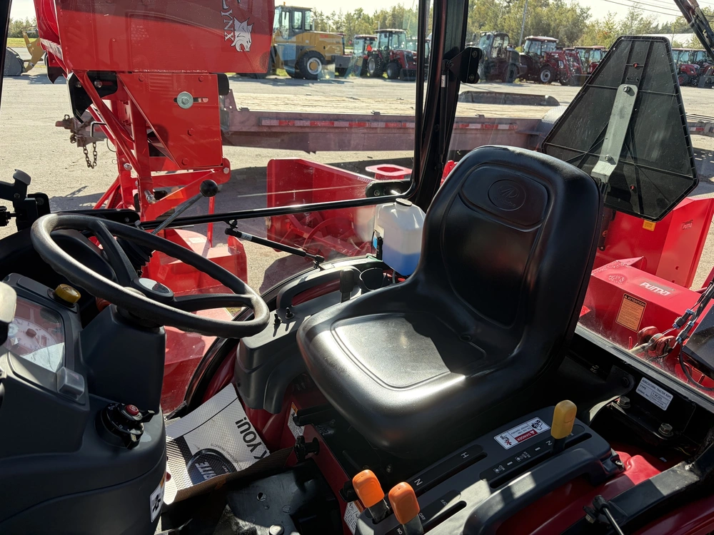 2017 Mahindra Emax 25 Hst alt