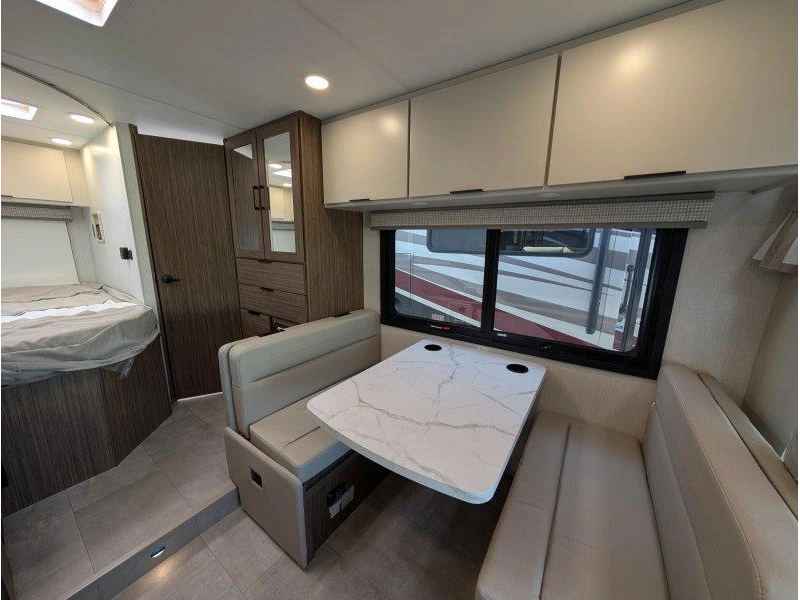 Thor Motor Coach Echelon Lc21 2027 alt