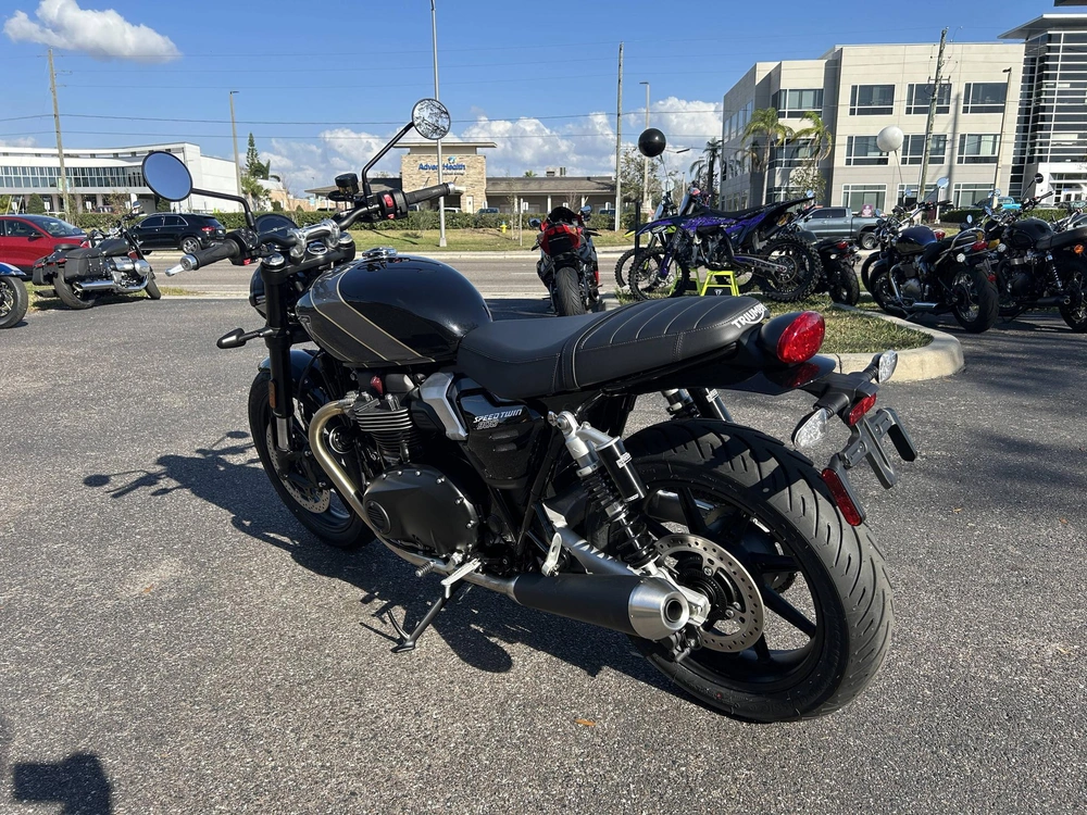 2025 Triumph Speed Twin 900 alt