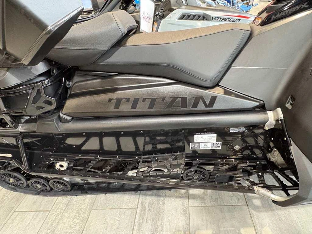 2027 Polaris 850 Titan Adventure Ultimate 1.8 alt