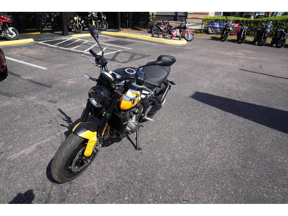 2025 Triumph Trident 660 alt