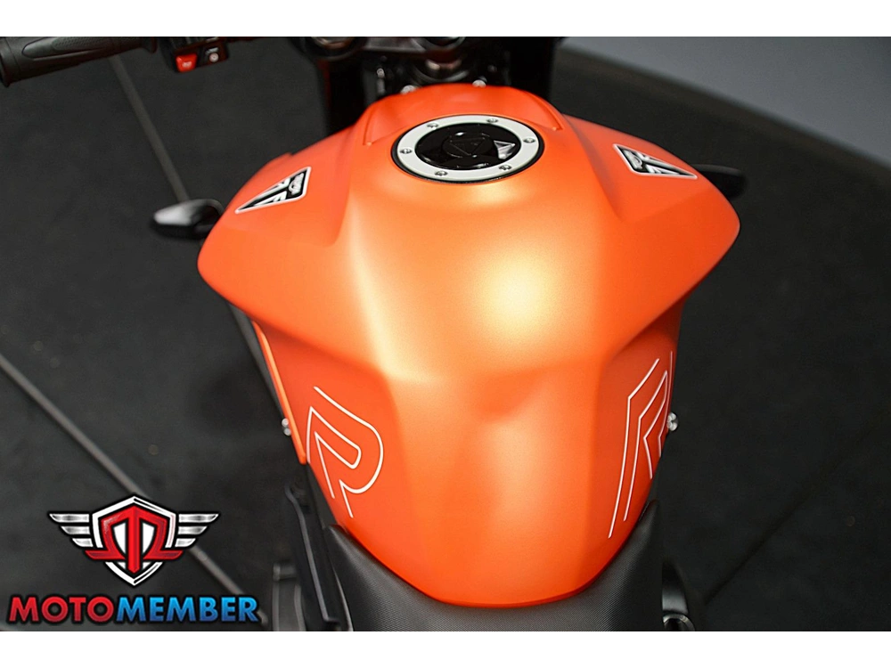 2025 Triumph Street Triple 765 R alt