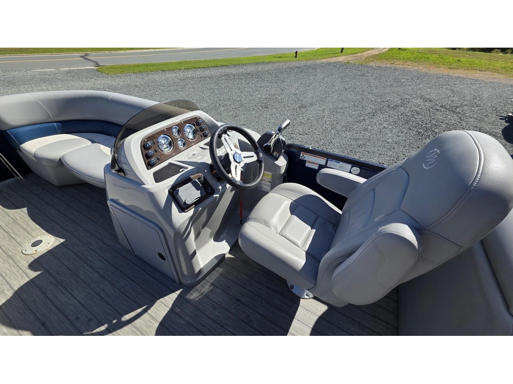 2018 Manitou Pontoon Aurora Le 230 alt