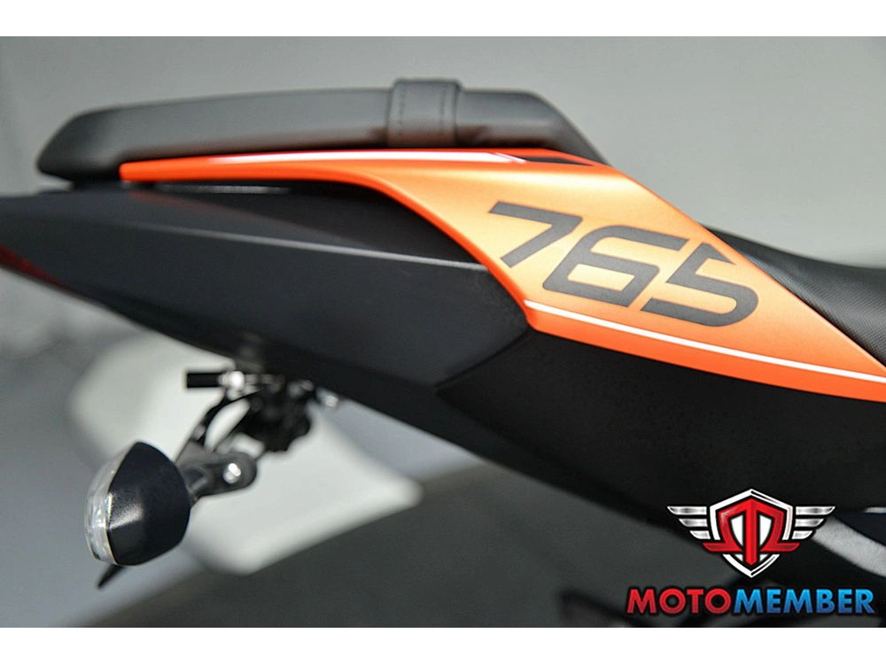 2025 Triumph Street Triple 765 R alt