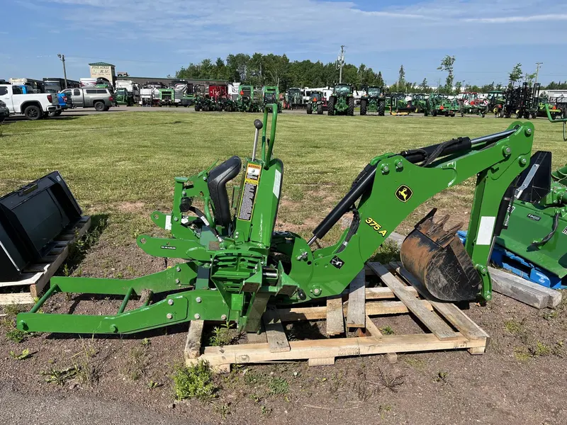 2023 John Deere 370b alt